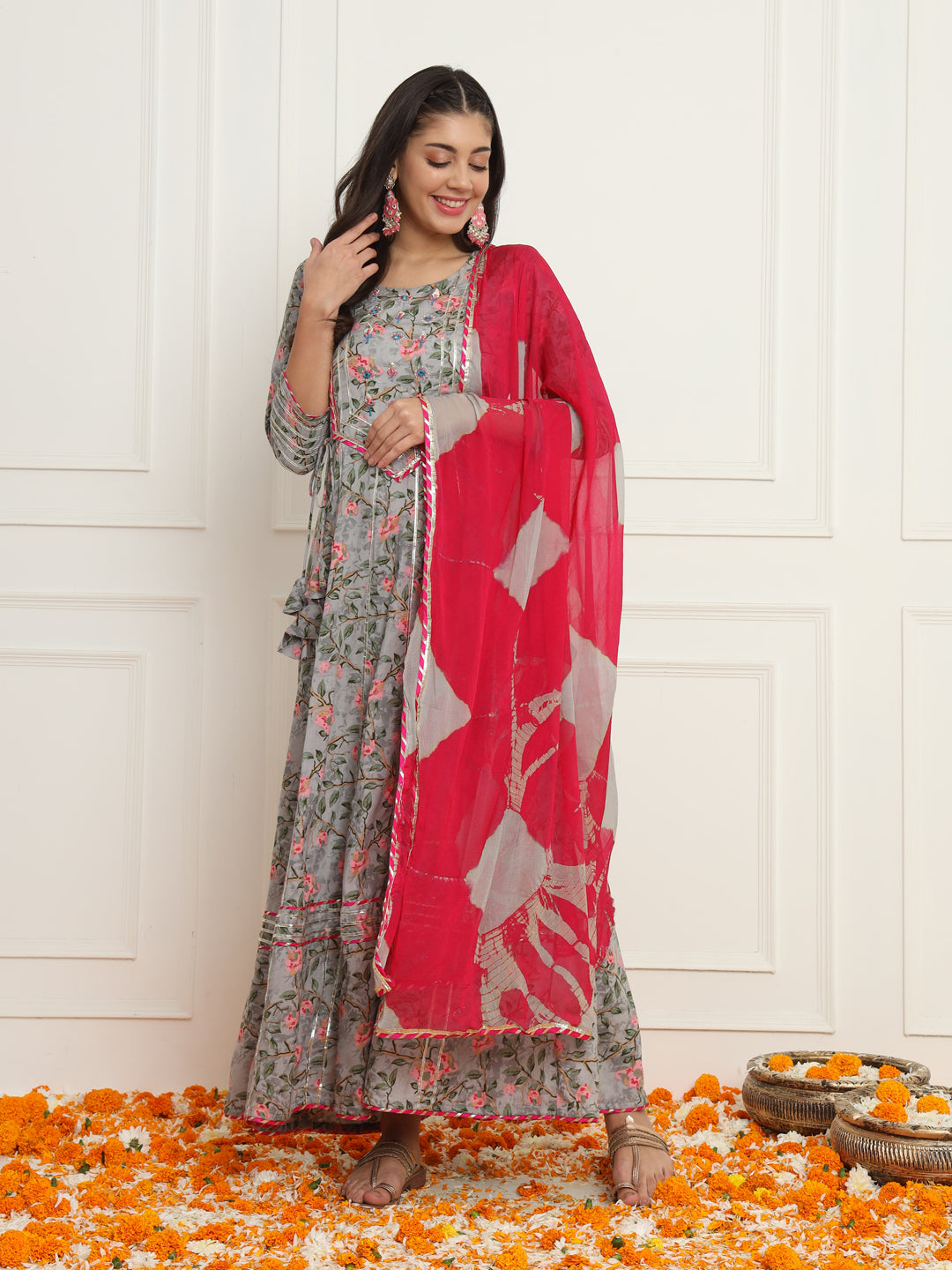 Conjunto de traje Anarkali floral gris con Dupatta