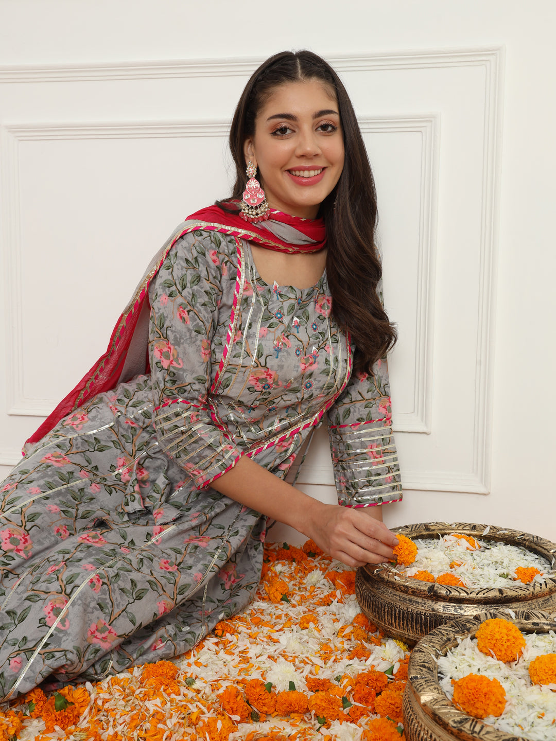 Conjunto de traje Anarkali floral gris con Dupatta