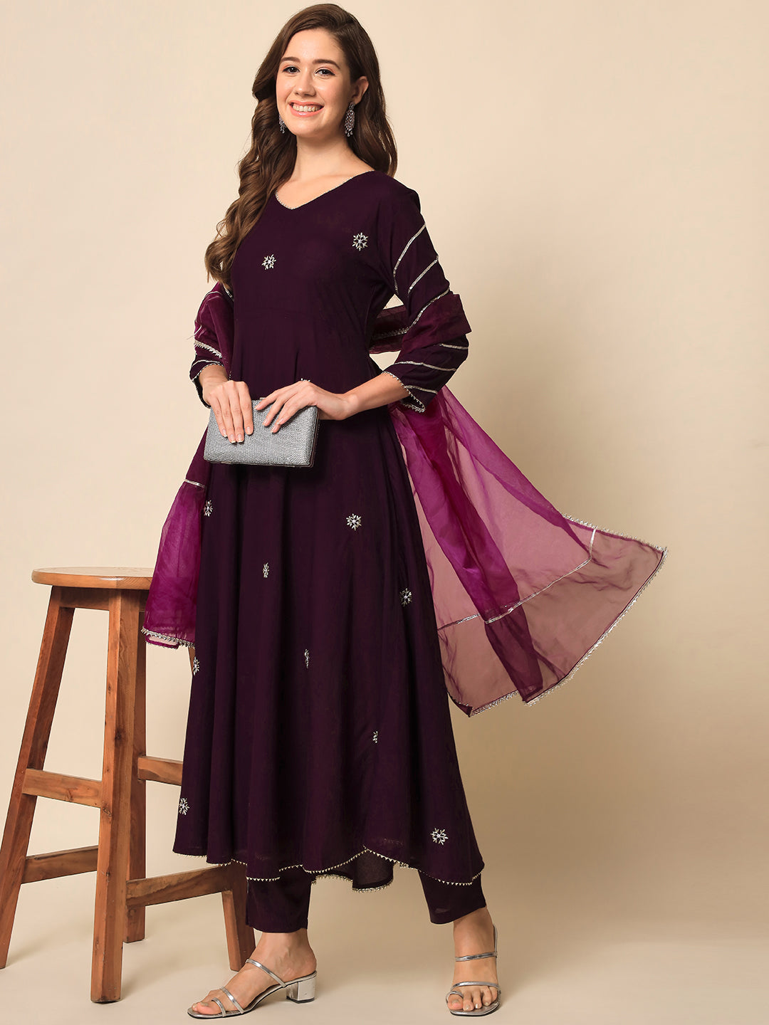Conjunto de traje Anarkali bordado violeta ciruela con dupatta