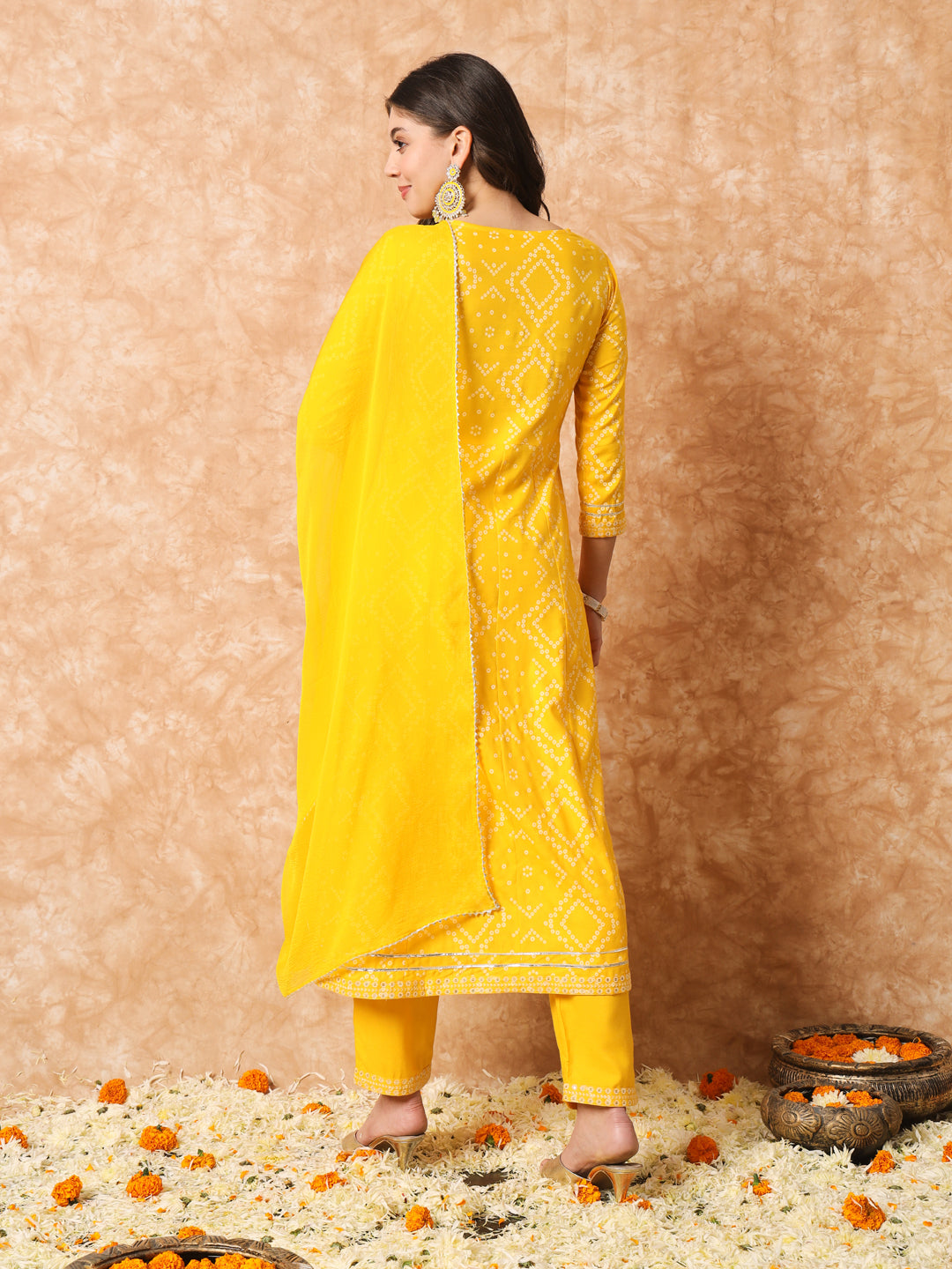 Conjunto de traje Anarkali bordado Bandhani amarillo con Dupatta