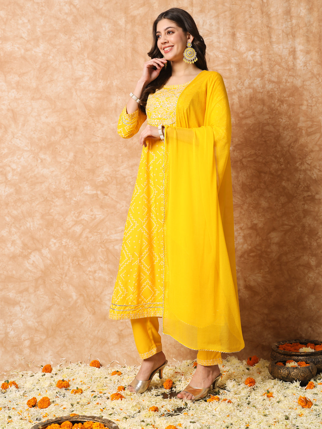 Conjunto de traje Anarkali bordado Bandhani amarillo con Dupatta