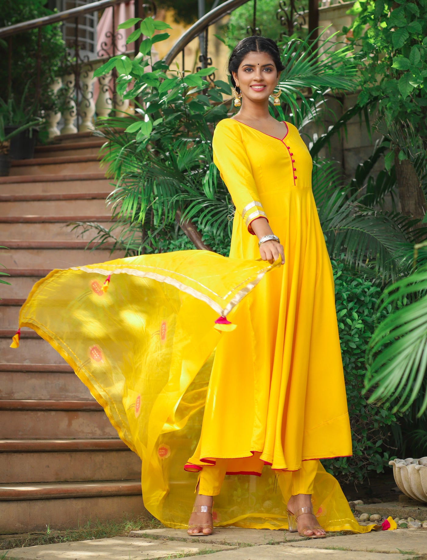 Conjunto de traje Anarkali amarillo de Mango con dupatta estampada de organza