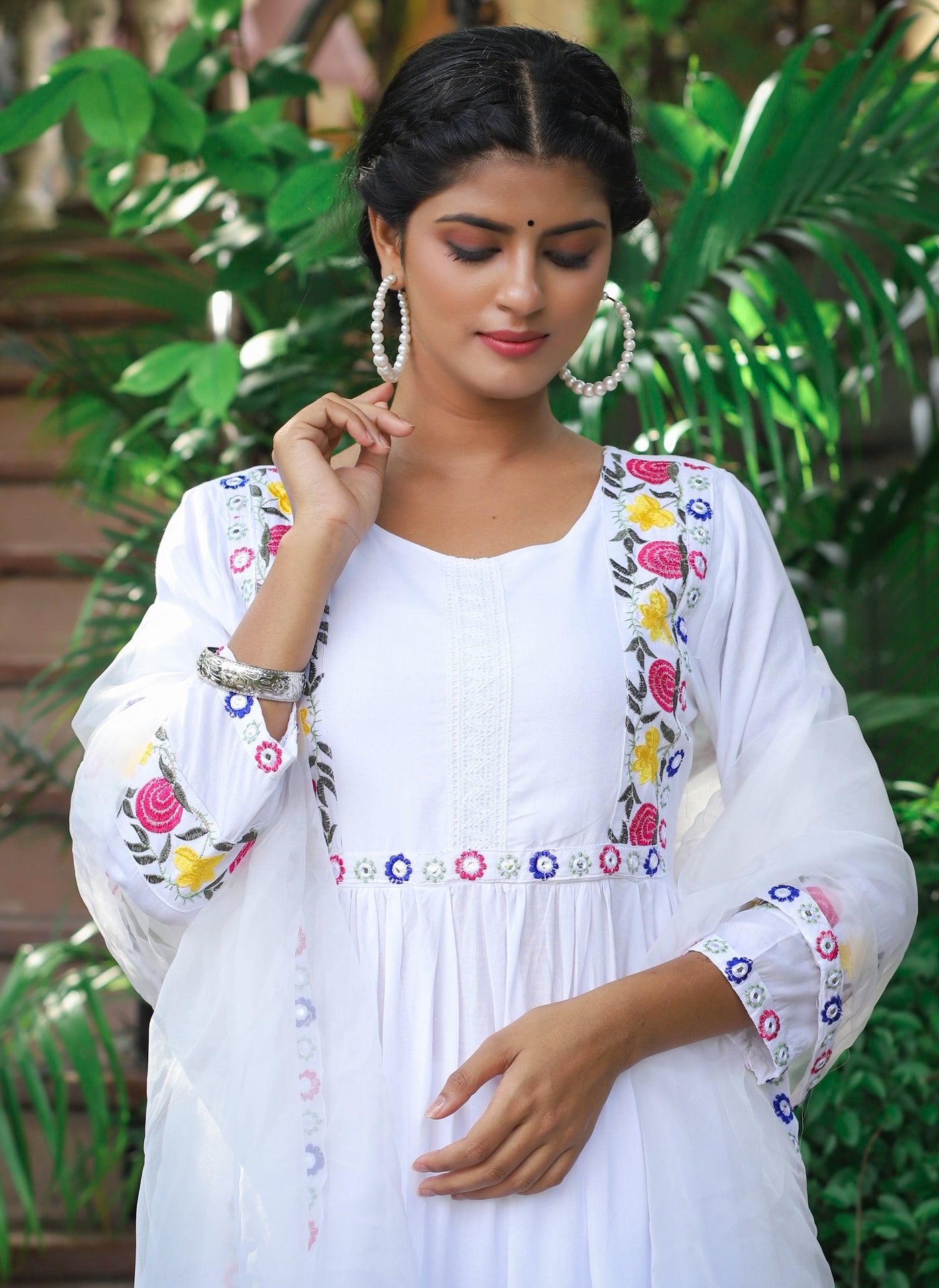 Conjunto de traje Anarkali bordado blanco con Dupatta