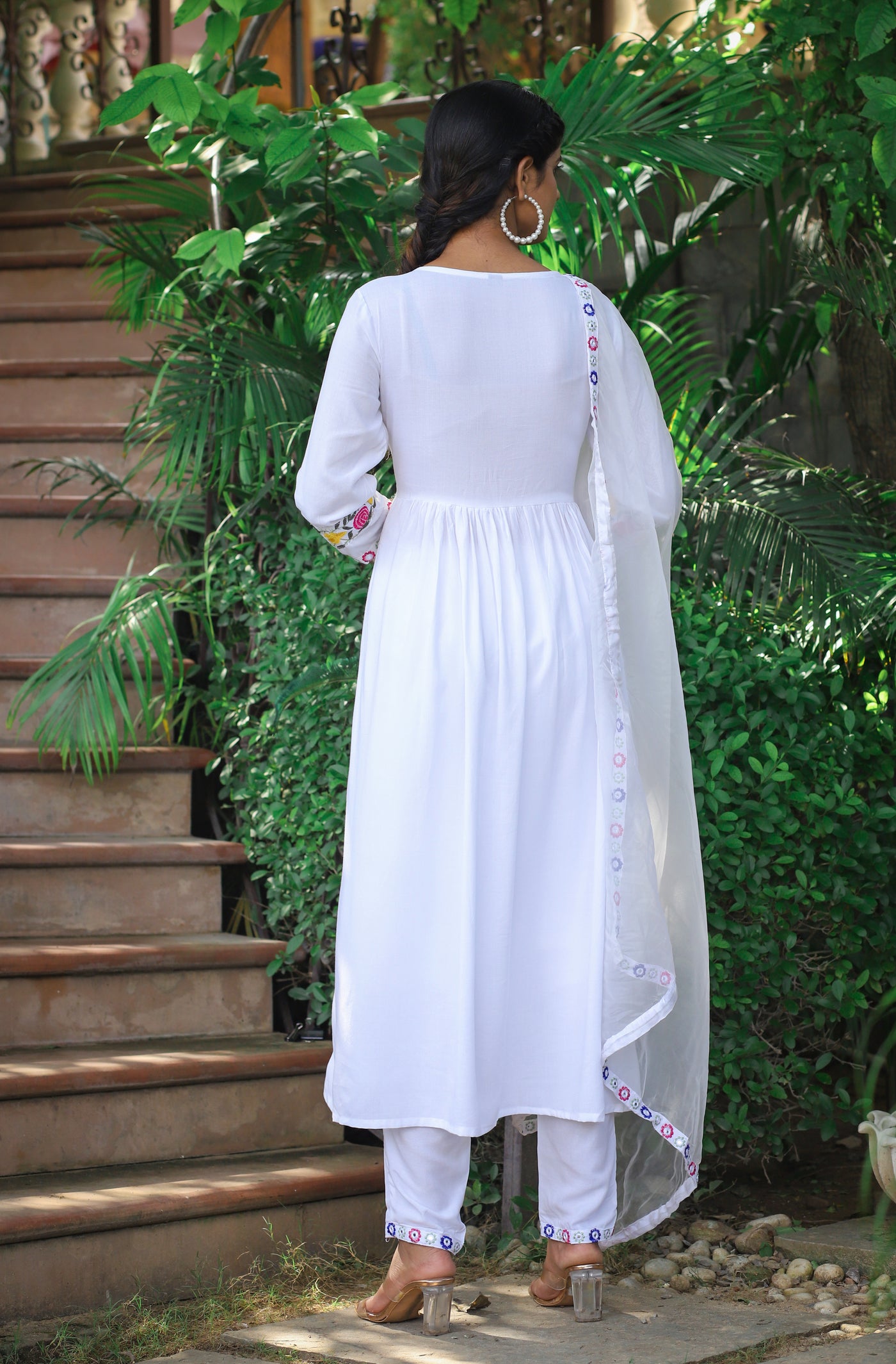 Conjunto de traje Anarkali bordado blanco con Dupatta
