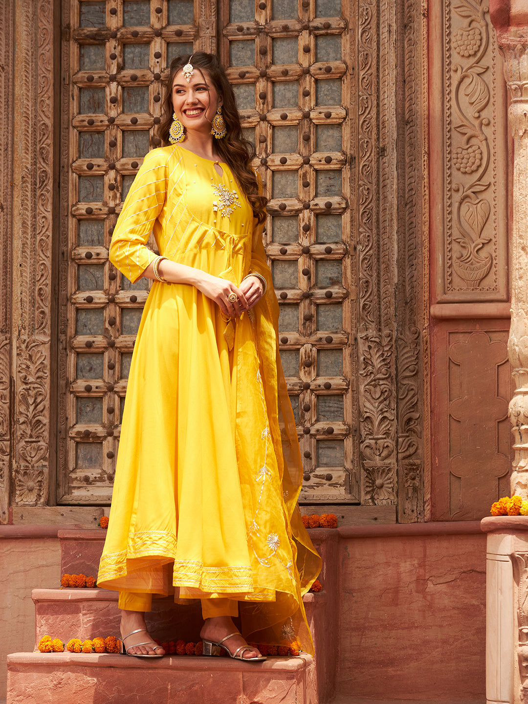 Conjunto de traje Anarkali bordado amarillo con Dupatta