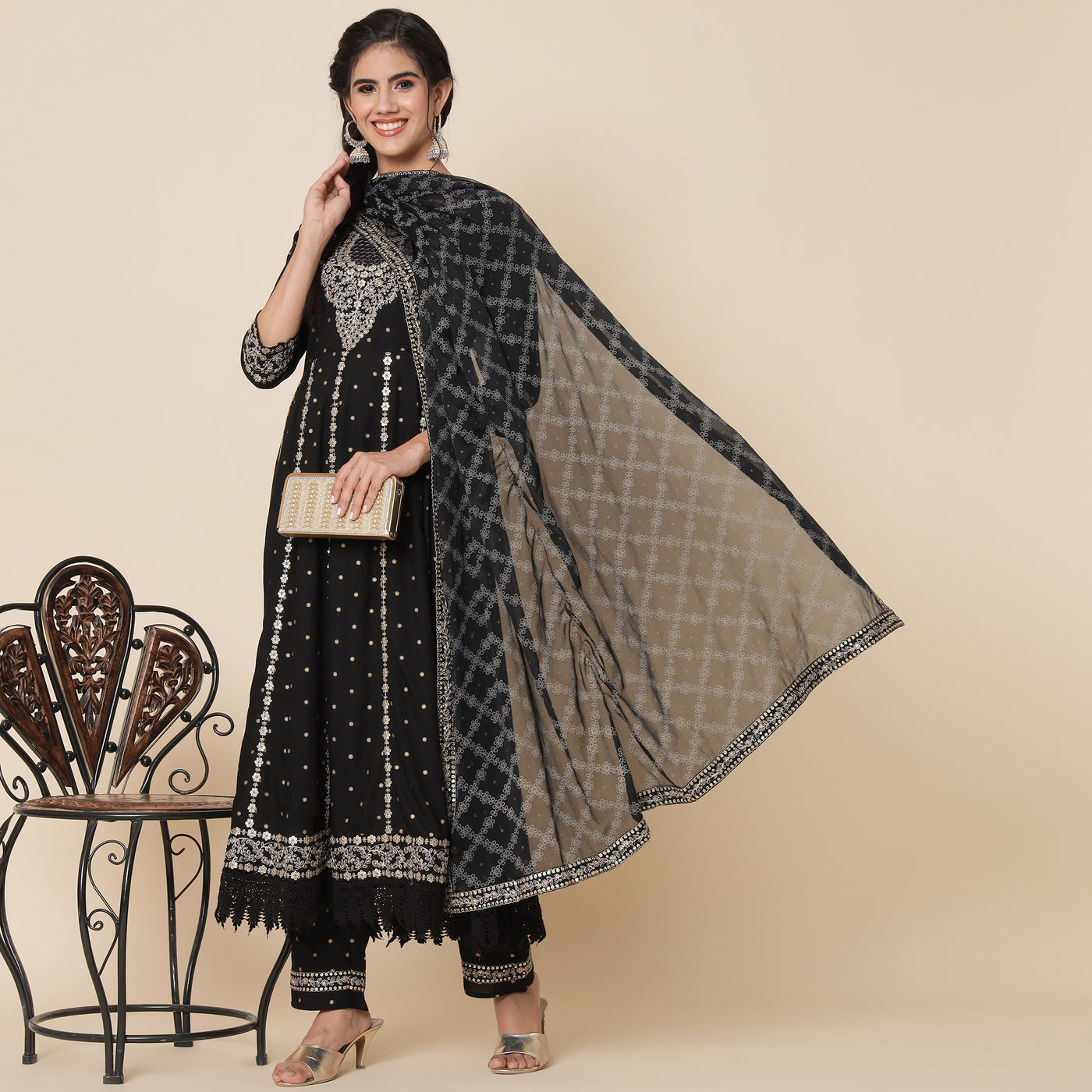 Conjunto de traje Anarkali bordado de lentejuelas negras con Dupatta