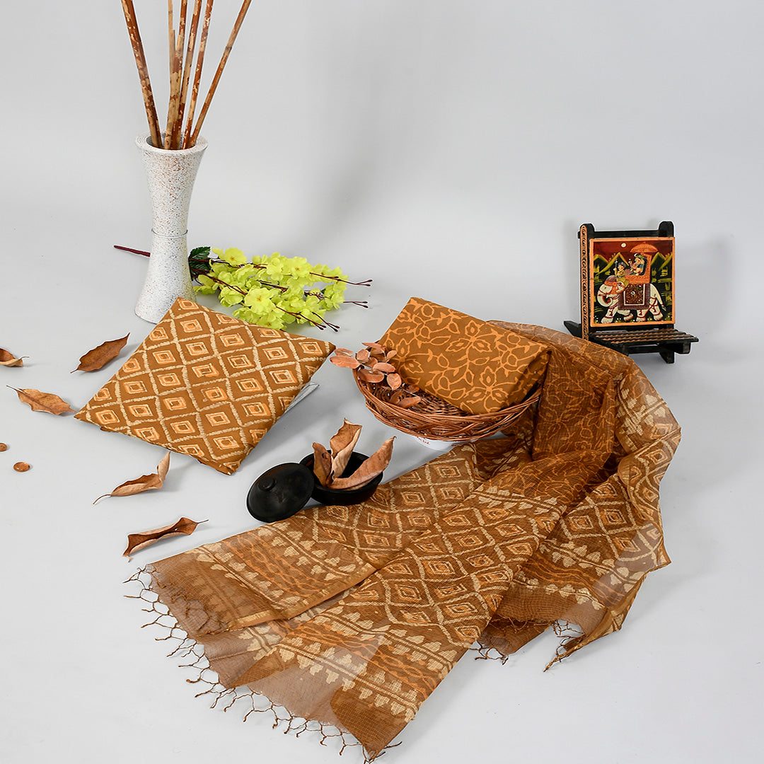 Traje de algodón puro con estampado de bloques de mano con Kota Dorriya Dupatta